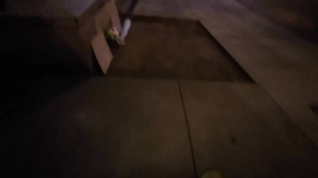 美国Antifa组织动员围攻ICE，多地黑衣人堆积易燃物