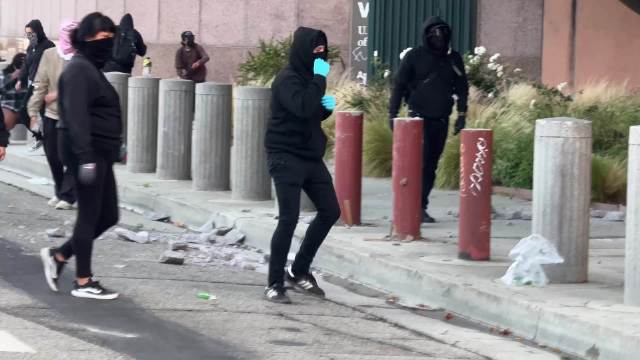 洛杉矶骚乱升级，黑衣人撬地砖袭击警方