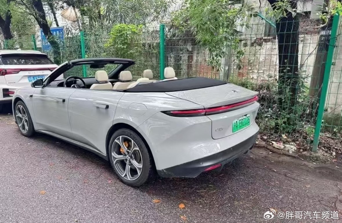 笑死了，看见AI手搓敞篷版蔚来ET5了 一排三个座哈哈哈哈