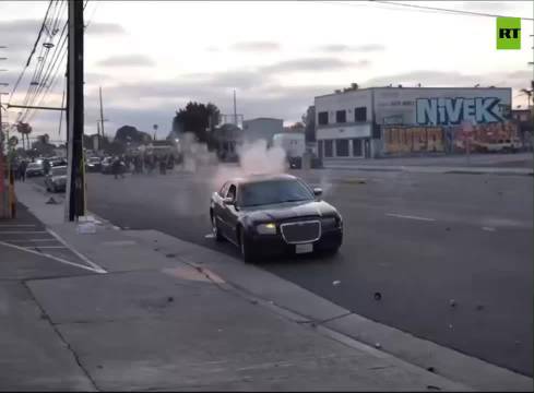 洛杉矶县警在路障处射击一辆冲过来的汽车