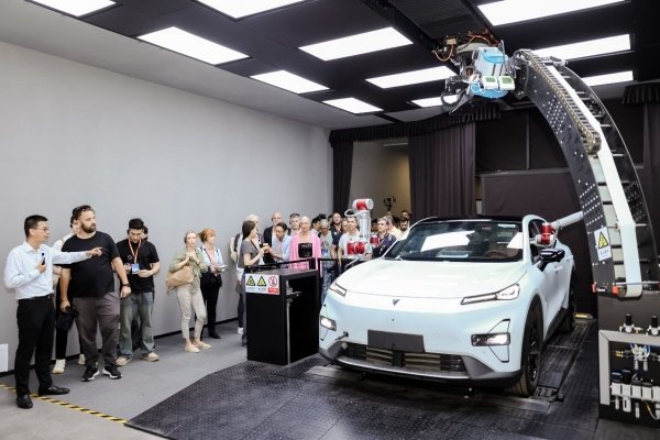 欧洲媒体齐聚重庆 近距离感受科技长安