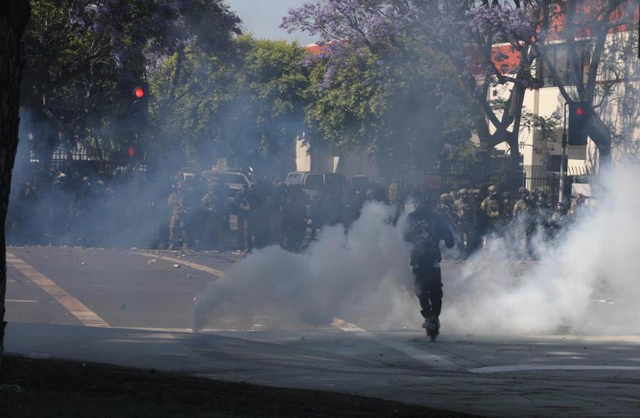 该怎么收场?特朗普下令“解放洛杉矶”,加州州长被解除兵权