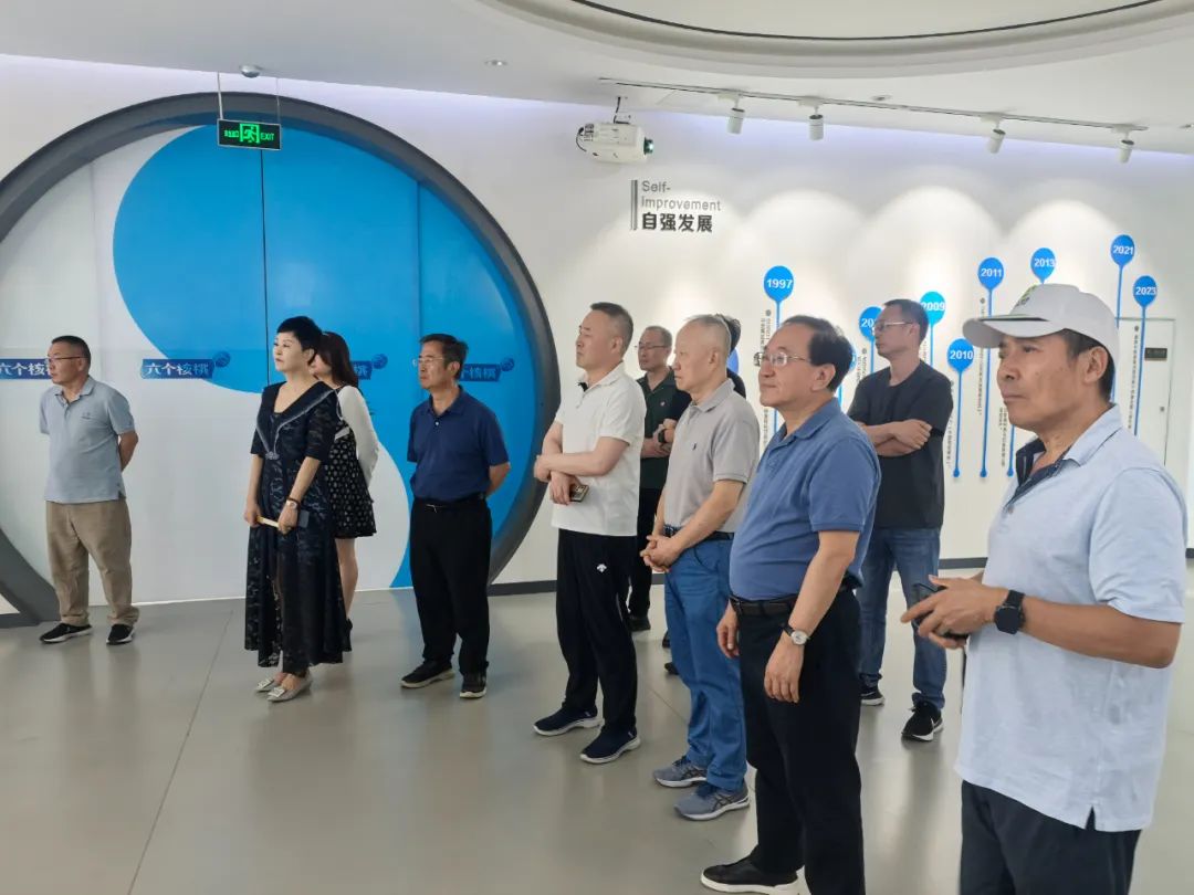 图1 万博新经济研究院参访养元饮品