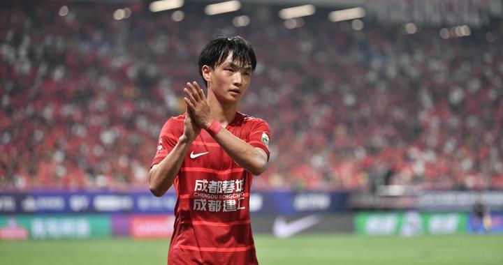 澎湃：杨明洋有望首发出战，中场另三人为塞鸟、谢文能、王上源