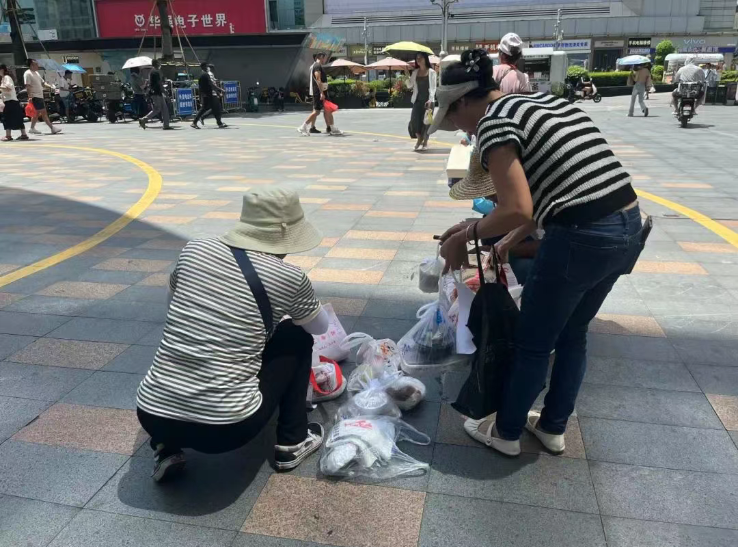 赛格大厦楼下正在换单的大妈们