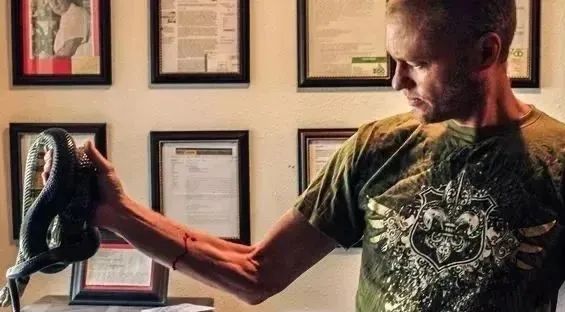被蛇咬202次，还自己注射毒液！男子不仅没死，科学家还从他身上提炼出超强血清
