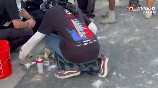 黑衣蒙面人已经在制作燃烧弹了！这到底怎么了