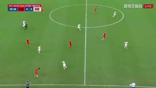 谢文能无压迫传球失误！黄健翔无奈：中国队传三四脚场面都不多