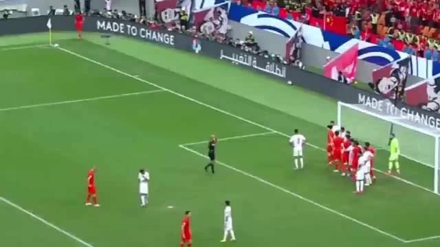 谢文能主罚角球，直接将球开出底线，这战术惊呆众人