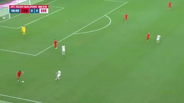 气死个人！杨泽翔大脚被挡后站原地，蒋光太跑去解围后直摇头