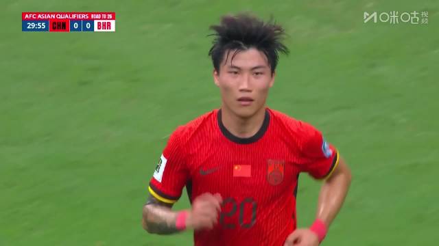 比赛第30分钟，谢文能再次主罚角球！结果第二次直接将角球开出界外！