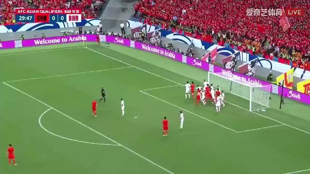 谢文能连续角球开出底线！黄健翔：都10场球了，进了多少角球？