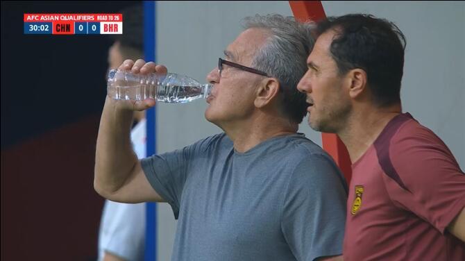 国足半场0比0巴林，王钰栋倒地未判，王大雷救险