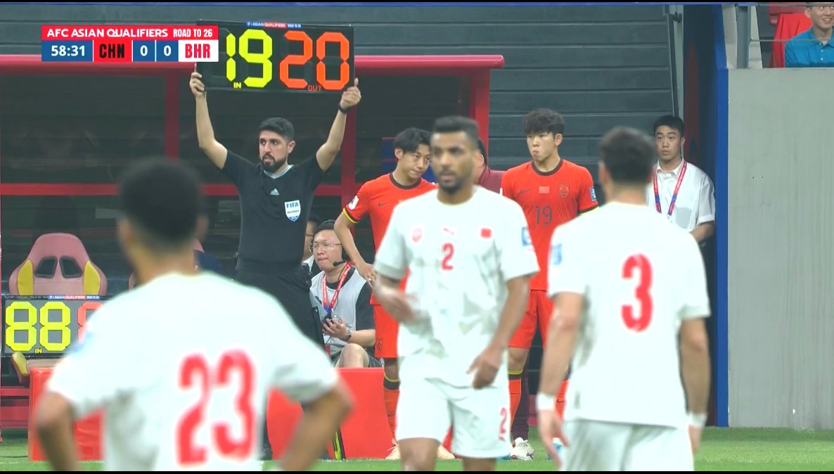 主动求变，国足不到60分钟换人 刘诚宇、徐皓阳登场，塞鸟也下了