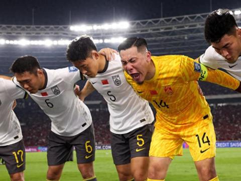 1-0，结束4连败！国足点球绝杀巴林，五万球迷欢呼庆祝