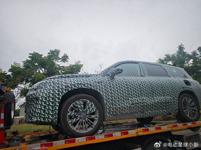 网传零跑D系列首车谍照曝光，尺寸较大，预计为3排座椅布局（不确定6/7座）