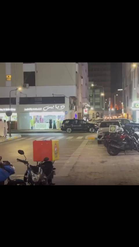 国外一辆F1赛车上马路，没想到它并不是唯一的亮点