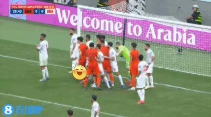 国足vs巴林比赛，谢文能连续2次角球直接罚出界，众多媒体人表示太不能理解