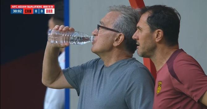 目睹谢文能连续两记角球出界，伊万场边战术性喝水