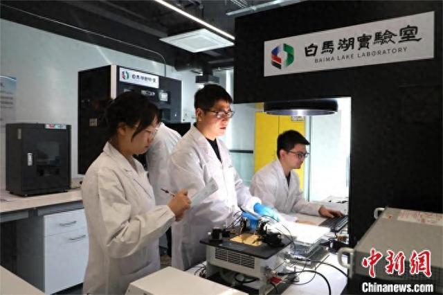 团队技术负责人孙靖淞博士指导叠层结构设计。白马湖实验室 供图