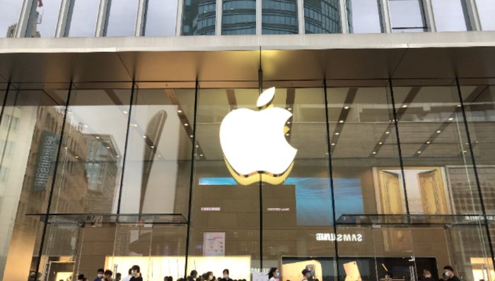 苹果AI还在路上，库克只想造“混动车”？