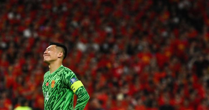 国足首发出现6处变动：双前锋和门将不变，中场后卫线各替换3人