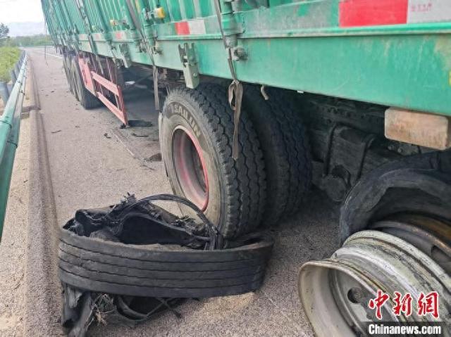 图为发生爆胎的严重超限运输货车。 高速交警供图