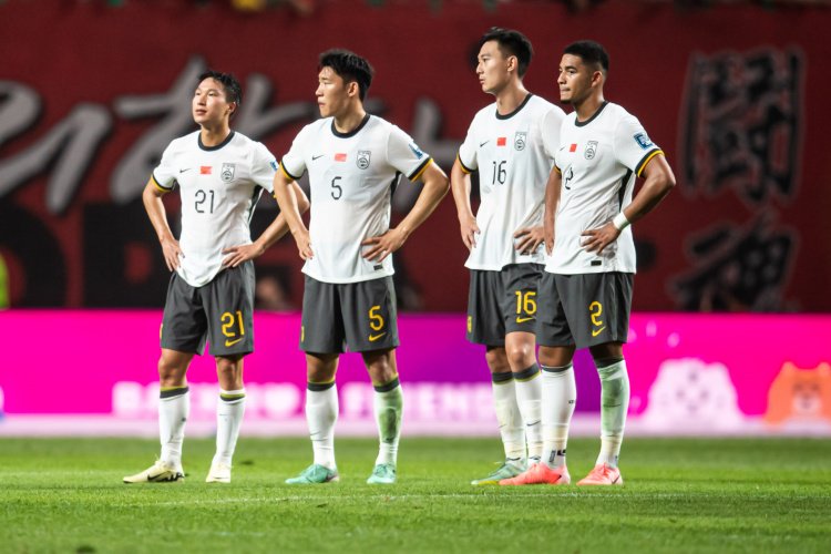 体坛周报：国足荣誉之战洗牌半壁江山 重组后防或祭海港组合