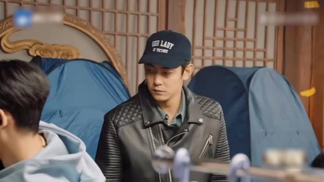 李欣泽即兴飙戏演疯批皇帝自称晋江式表演