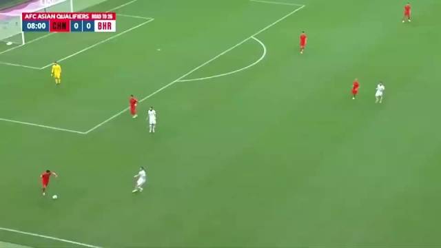 国足蒋光太解围后摇头，杨泽翔原地站立引争议