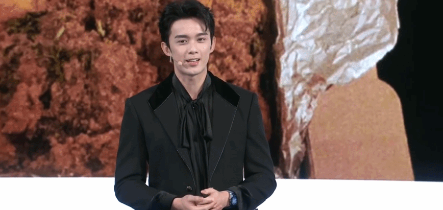 吴磊发布会秀AI手表功能，妙语连珠引观众笑声