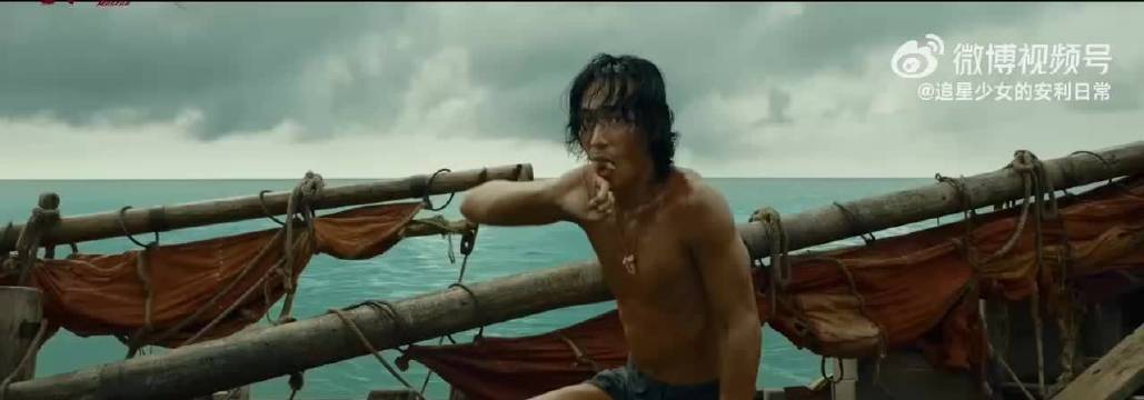 朱一龙新片《东极岛》野性造型曝光，黑皮肌肉男阿赑引热议