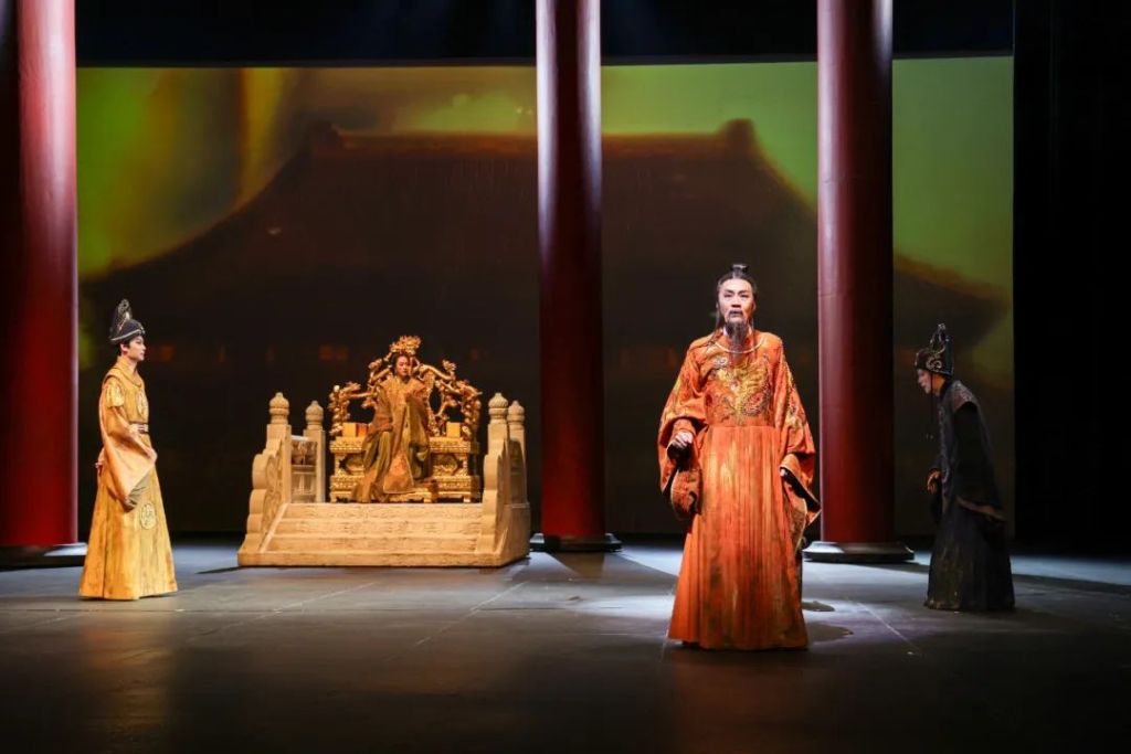 演出剧照    朝堂之上，张居正周旋于李太后、皇帝朱翊钧和大太监冯保之间