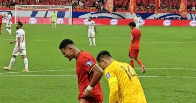 老蒋兢兢业业！与巴林一站蒋光太多次倒地解围，大腿伤痕清晰可见