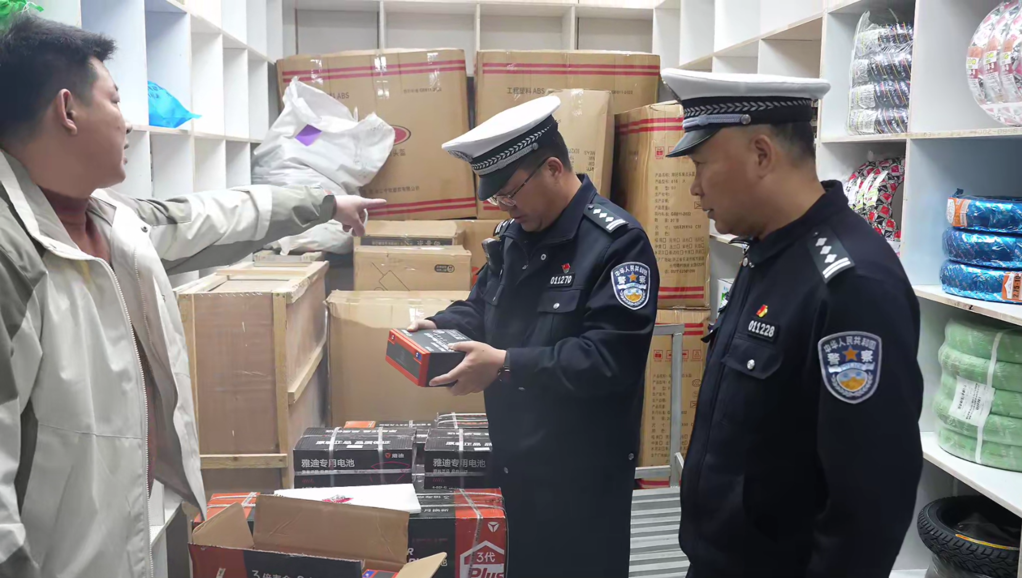 上海警方會同市監局執法人員對電動車商家上門開展檢查。警方供圖