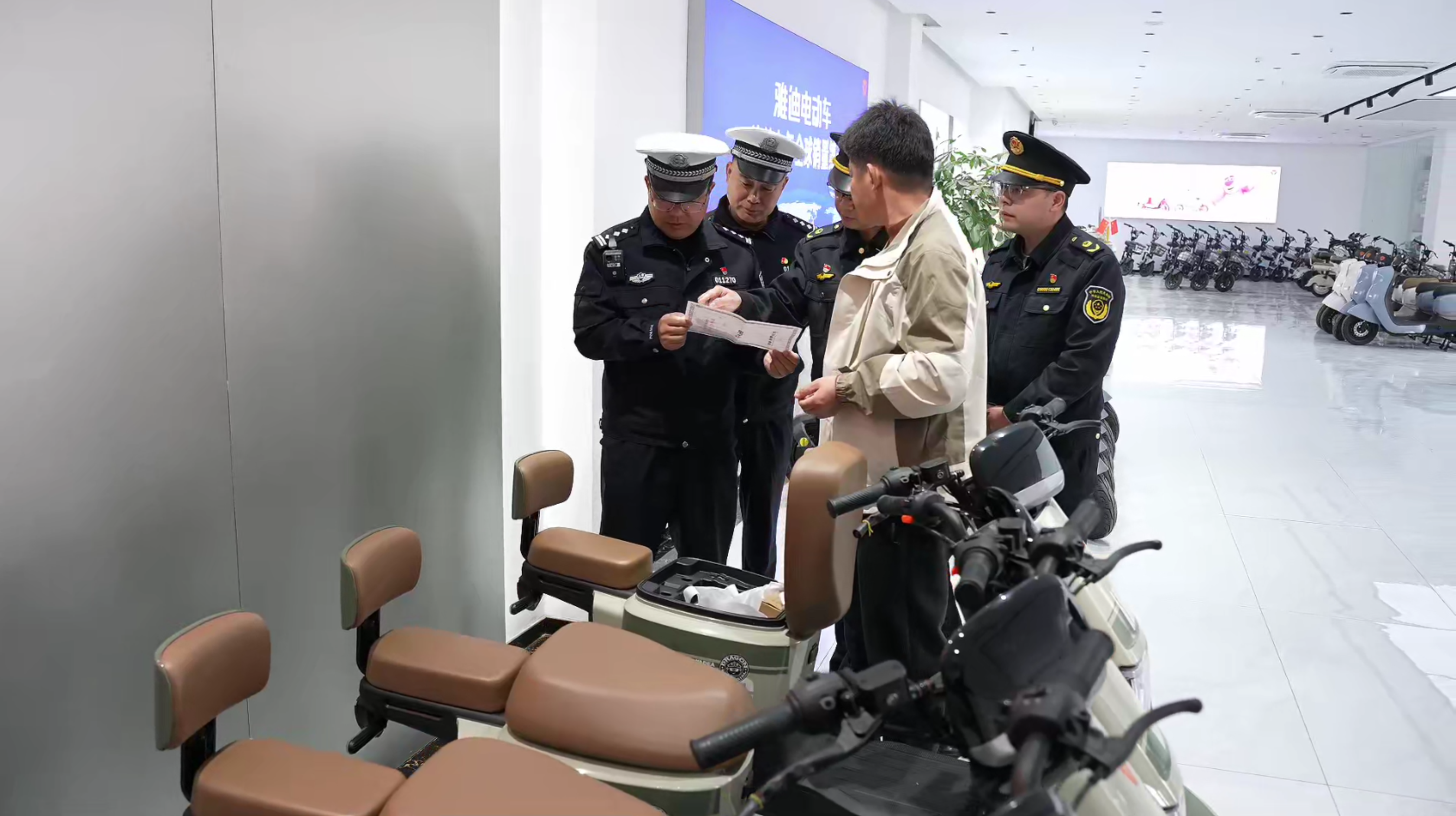 上海警方會同市監局執法人員對電動車商家上門開展檢查。警方供圖