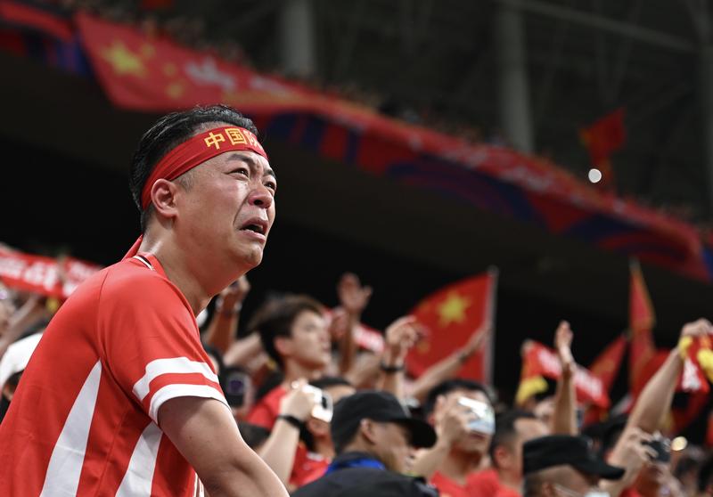 6月10日,一名中國隊球迷在比賽後激動落淚。新華社記者 陳誠 攝