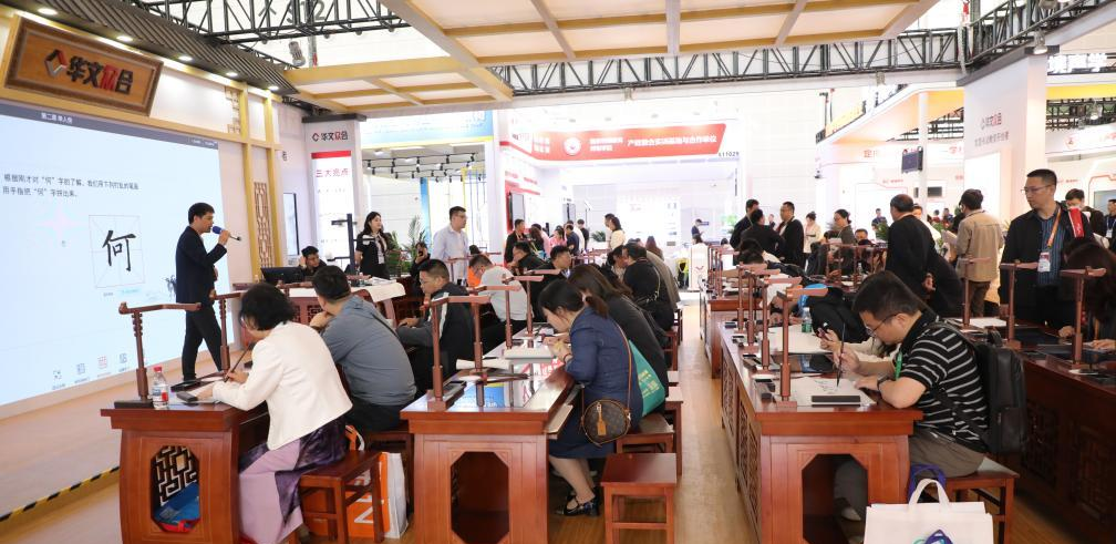 很多人慕名前来体验智慧书法。(全媒体记者杜瑞芳 摄)