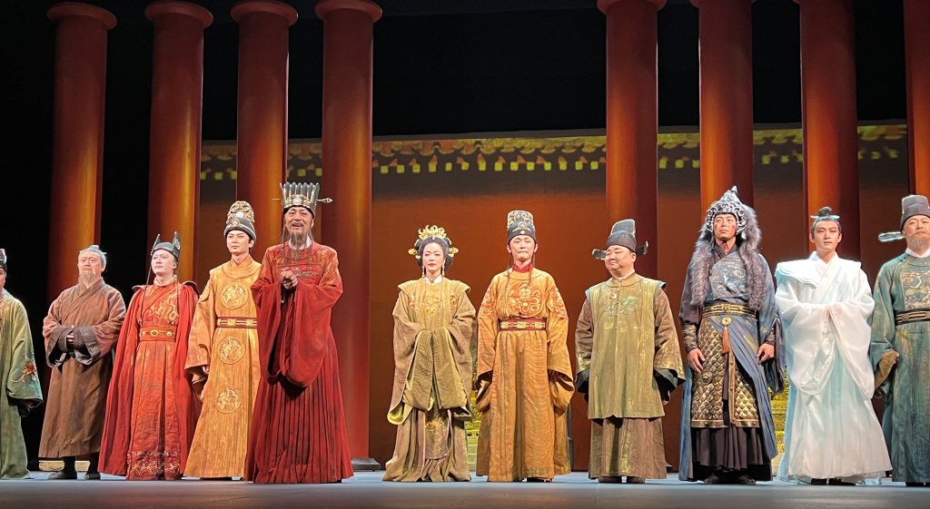 首演结束后，冯远征代表全体演员向观众致谢  摄影 王诤