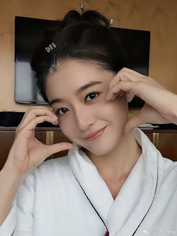 张雪迎直播状态佳，被赞像幼师哄小朋友