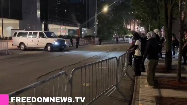 美国纽约，蒙面黑衣人试图阻止ICE货车离开联邦大楼