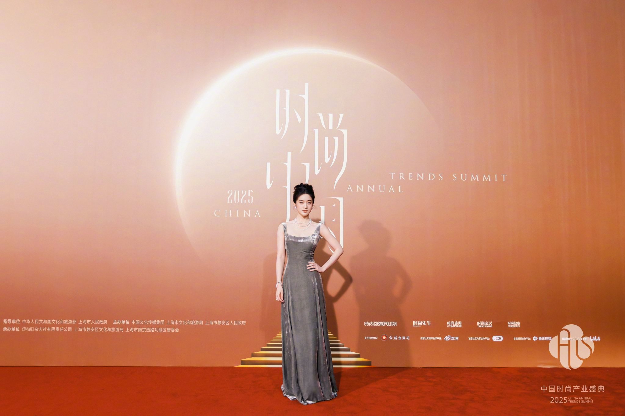 今晚，@张雪迎Sophie 将义乌的内敛与大气镶在了裙摆