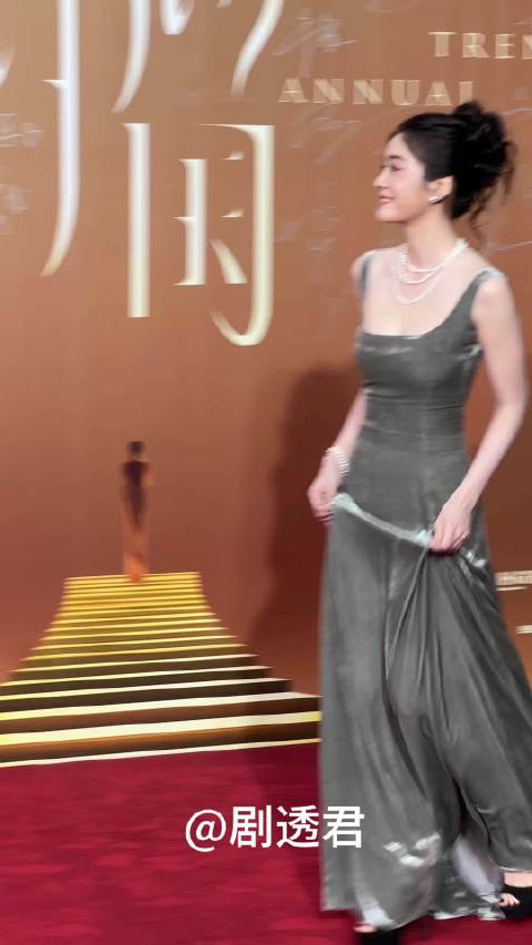 张雪迎身着长裙亮相，感觉好久没见了，调侃本月是自己生日月
