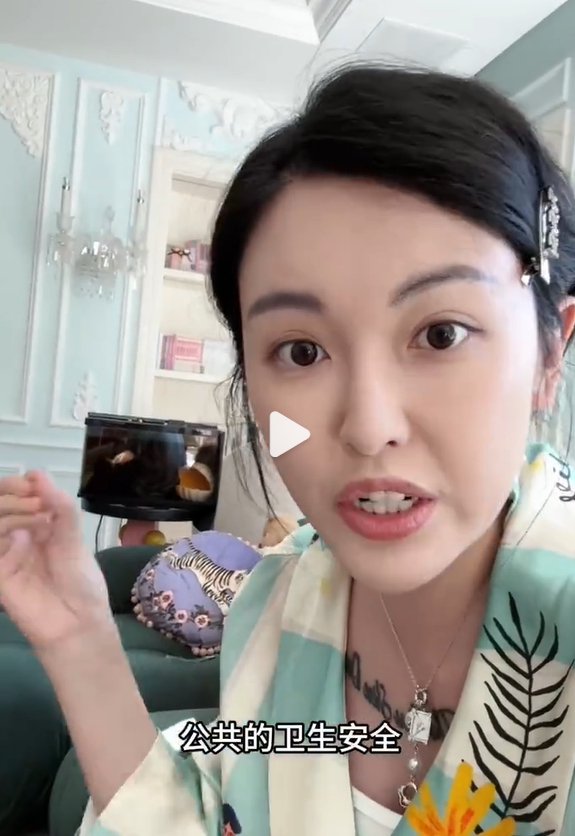 张凯毅建议公厕保留蹲坑位