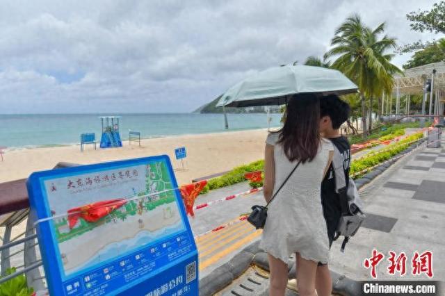 6月12日,今年第1号台风“蝴蝶”逐渐逼近,三亚大东海旅游区暂停营业,沙滩入口处拉起警戒线。 中新网记者 骆云飞 摄