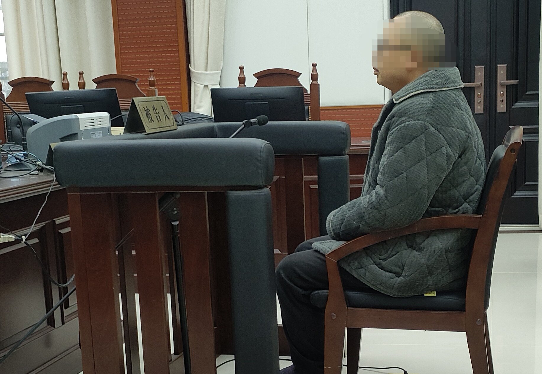 被告人嚴某明在法庭上受審。 受訪人供圖