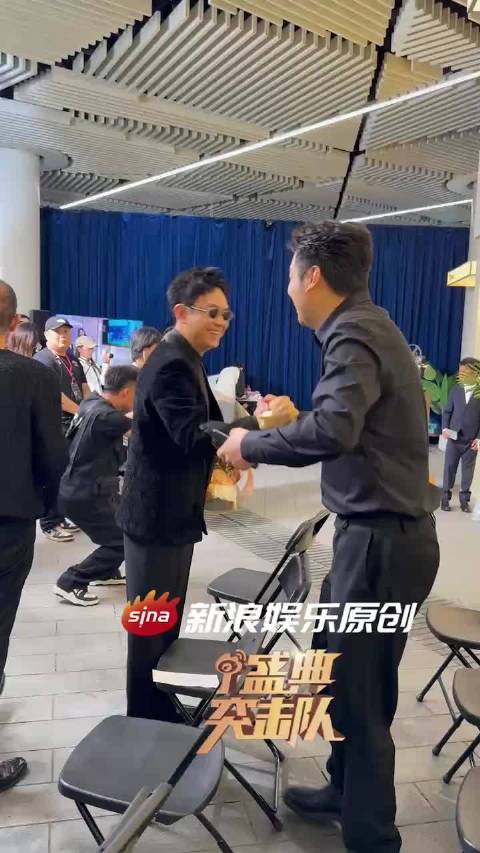 雷佳音大鹏红毯后台拥抱,长安的荔枝影剧联动