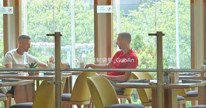 博主：斯帕吉奇和贝里奇赛前叙旧，二人曾在安德莱赫特做过队友