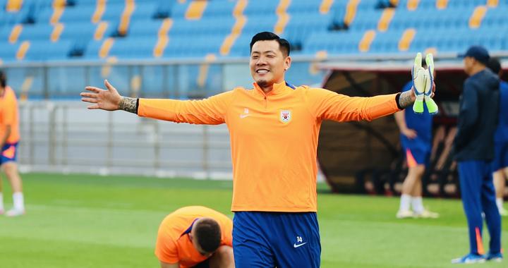 现场直击泰山队23人训练，王大雷心情不错，后防线阵容更齐整