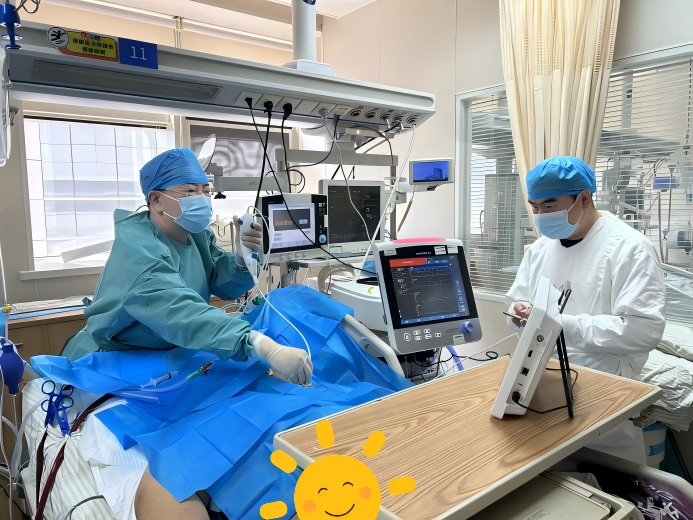 醫護人員救治阿新。 受訪者供圖